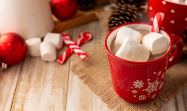 Sıcak çikolata. Geleneksel Noel ve kış içeceği, süt ve kakao ile yapılır ve marshmallow sosuyla servis edilir..