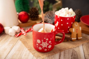 Sıcak çikolata. Geleneksel Noel ve kış içeceği, süt ve kakao ile yapılır ve marshmallow sosuyla servis edilir..