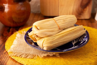 Tamale. Meksika ve bazı Latin Amerika ülkelerinin tipik İspanyol yemekleri. Mısır yaprağına sarılmış mısır hamuru. Tamaleler buğulandı..