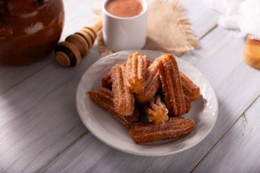 Kurabiye. Kızarmış buğday unu hamuru, İspanya, Meksika ve diğer ülkelerde sıcak çikolata ya da kahvenin eşlik ettiği kahvaltıda ya da atıştırmaya alışıktır..