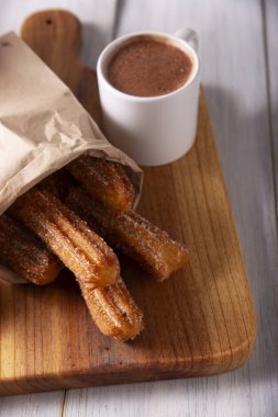 Kurabiye. Kızarmış buğday unu hamuru, İspanya, Meksika ve diğer ülkelerde sıcak çikolata ya da kahvenin eşlik ettiği kahvaltıda ya da atıştırmaya alışıktır..