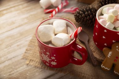 Sıcak çikolata. Geleneksel Noel ve kış içeceği, süt ve kakao ile yapılır ve marshmallow sosuyla servis edilir..