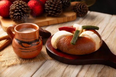 Üç Kral Ekmeği de Rosca de Reyes, Roscon, Epiphany Pastası olarak da bilinir. Geleneksel olarak kil bir Jarrito 'da sıcak çikolatayla servis edilir. Meksika geleneği 5 Ocak 'ta.