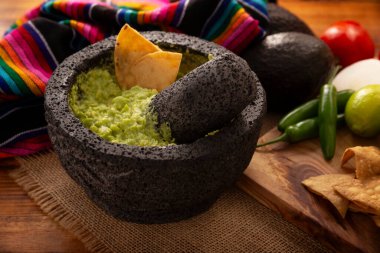 Guacamole. Avokado sosu, onu tüketmenin birçok yollarından biri de tortilla cipsleri üzerine yayılmasıdır. Meksika usulü ev yapımı sos tarifi çok popüler..