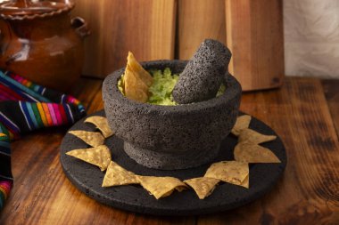 Guacamole. Avokado sosu, onu tüketmenin birçok yollarından biri de tortilla cipsleri üzerine yayılmasıdır. Meksika usulü ev yapımı sos tarifi çok popüler..