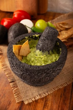 Guacamole. Avokado sosu, onu tüketmenin birçok yollarından biri de tortilla cipsleri üzerine yayılmasıdır. Meksika usulü ev yapımı sos tarifi çok popüler..