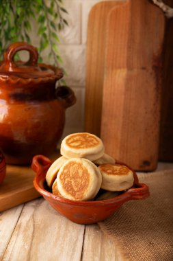 Gorditas de Nata. Meksika sokak atıştırmalığı kremalı Gorditas, buğday unu, krema, şeker ve tarçınla yapılan kolay bir tariftir. Tatlı olarak yenen İngiliz kekine benzeyen tatlı ekmek..