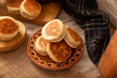 Gorditas de Nata. Meksika sokak atıştırmalığı kremalı Gorditas, buğday unu, krema, şeker ve tarçınla yapılan kolay bir tariftir. Tatlı olarak yenen İngiliz kekine benzeyen tatlı ekmek..