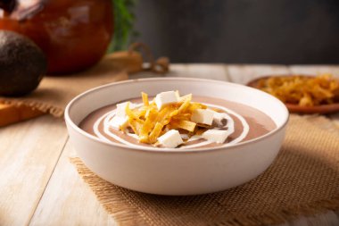 Kremalı fasulye çorbası. Meksika 'da Crema de Frijoles olarak bilinir, çok kolay ve besleyici ev yapımı bir yemek tarifi, genellikle peynir, krema, avokado ve mısır tortilla ile birlikte şerit ve kızarmış.