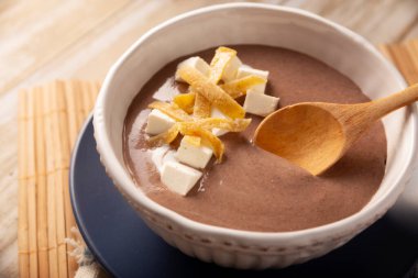 Kremalı fasulye çorbası. Meksika 'da Crema de Frijoles olarak bilinir, çok kolay ve besleyici ev yapımı bir yemek tarifi, genellikle peynir, krema, avokado ve mısır tortilla ile birlikte şerit ve kızarmış.