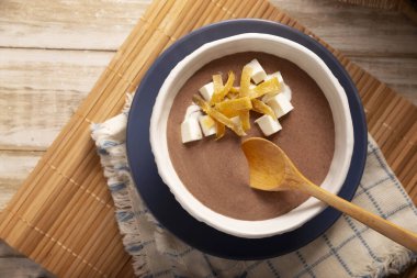 Kremalı fasulye çorbası. Meksika 'da Crema de Frijoles olarak bilinir, çok kolay ve besleyici ev yapımı bir yemek tarifi, genellikle peynir, krema, avokado ve mısır tortilla ile birlikte şerit ve kızarmış.