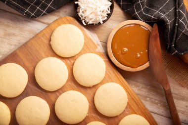 Alfajores için kurabiye. Latin Amerika 'da popüler olan geleneksel bir tatlı, üzerine pudra şekeri veya parçalanmış hindistan cevizi tozu katılmış, dulce de leche ile karıştırılmış iki kurabiyeden oluşur..