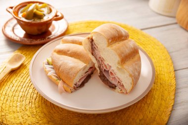 Meksika jambonlu sandviçi, Meksika 'da buna Torta de Jamon denir, Meksika tortası' nın en popüler sandviçi ve tarifi kimin hazırladığına bağlı olarak değişir, Bolillo o telera ekmeğiyle yapılır..