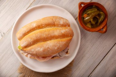 Meksika jambonlu sandviçi, Meksika 'da buna Torta de Jamon denir, Meksika tortası' nın en popüler sandviçi ve tarifi kimin hazırladığına bağlı olarak değişir, Bolillo o telera ekmeğiyle yapılır..