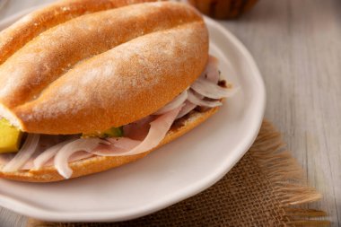 Meksika jambonlu sandviçi, Meksika 'da buna Torta de Jamon denir, Meksika tortası' nın en popüler sandviçi ve tarifi kimin hazırladığına bağlı olarak değişir, Bolillo o telera ekmeğiyle yapılır..