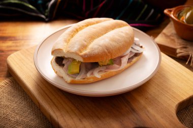 Meksika jambonlu sandviçi, Meksika 'da buna Torta de Jamon denir, Meksika tortası' nın en popüler sandviçi ve tarifi kimin hazırladığına bağlı olarak değişir, Bolillo o telera ekmeğiyle yapılır..