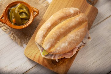 Meksika jambonlu sandviçi, Meksika 'da buna Torta de Jamon denir, Meksika tortası' nın en popüler sandviçi ve tarifi kimin hazırladığına bağlı olarak değişir, Bolillo o telera ekmeğiyle yapılır..