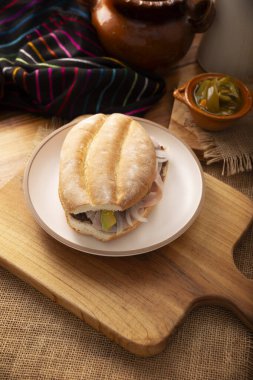 Meksika jambonlu sandviçi, Meksika 'da buna Torta de Jamon denir, Meksika tortası' nın en popüler sandviçi ve tarifi kimin hazırladığına bağlı olarak değişir, Bolillo o telera ekmeğiyle yapılır..