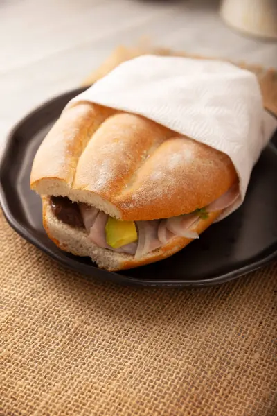 Meksika jambonlu sandviçi, Meksika 'da buna Torta de Jamon denir, Meksika tortası' nın en popüler sandviçi ve tarifi kimin hazırladığına bağlı olarak değişir, Bolillo o telera ekmeğiyle yapılır..