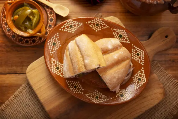 Meksika jambonlu sandviçi, Meksika 'da buna Torta de Jamon denir, Meksika tortası' nın en popüler sandviçi ve tarifi kimin hazırladığına bağlı olarak değişir, Bolillo o telera ekmeğiyle yapılır..