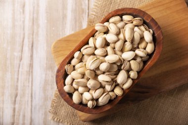 Fıstıklar kasede. Fıstıklar, antioksidan, vitamin ve mineral açısından zengin olan Pistacia vera ağacının tohumlarıdır. Pek çok tarifte aperatif ya da malzeme olarak tüketilir..