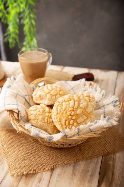 Conchas. Meksika usulü tatlı ekmek, deniz kabuğu görünümlü genellikle kahvaltıda kahve ya da sıcak çikolatayla yenir..