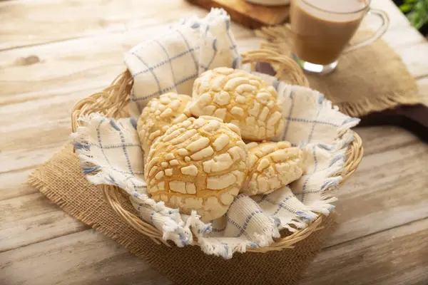 Conchas. Meksika usulü tatlı ekmek, deniz kabuğu görünümlü genellikle kahvaltıda kahve ya da sıcak çikolatayla yenir..