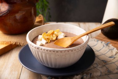 Kremalı fasulye çorbası. Meksika 'da Crema de Frijoles olarak bilinir, çok kolay ve besleyici ev yapımı bir yemek tarifi, genellikle peynir, krema, avokado ve mısır tortilla ile birlikte şerit ve kızarmış.