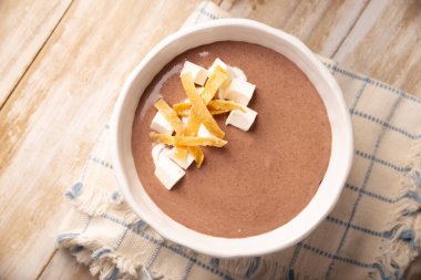 Kızarmış fasulye çorbası. Meksika 'da Crema de Frijoles olarak bilinir, besleyici ev yapımı yemek tarifi, genellikle peynir, krema, avokado ve mısır tortilla ile birlikte şerit ve kızarmış.