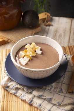 Kızarmış fasulye çorbası. Meksika 'da Crema de Frijoles olarak bilinir, besleyici ev yapımı yemek tarifi, genellikle peynir, krema, avokado ve mısır tortilla ile birlikte şerit ve kızarmış.