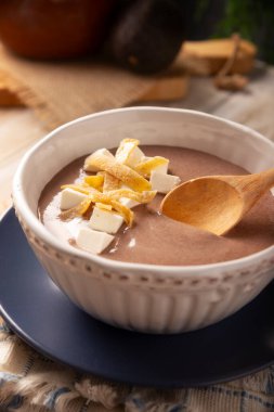 Kızarmış fasulye çorbası. Meksika 'da Crema de Frijoles olarak bilinir, besleyici ev yapımı yemek tarifi, genellikle peynir, krema, avokado ve mısır tortilla ile birlikte şerit ve kızarmış.