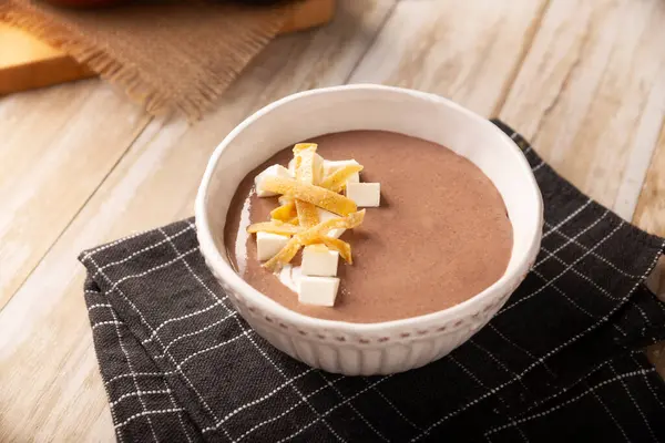 Fasulye çorbası. Meksika 'da Crema de Frijoles olarak bilinir, çok kolay ve besleyici ev yapımı bir yemek tarifi, genellikle peynir, krema, avokado ve mısır tortilla ile birlikte şerit ve kızarmış.