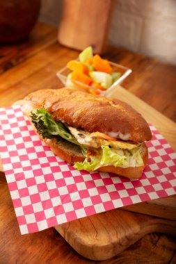 Meksika usulü tavuk göğsü turtası. Sağlıklı ev yapımı sandviç ızgara tavuk göğsü, mayonez, marul, domates ve diğer sebze ve malzemeler..