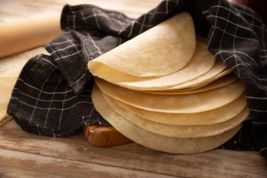 Tortillas de Harina (ayrıca buğday tortillası olarak da bilinir), buğday unu, domuz yağı veya tereyağsız olarak üretilen ve özellikle ülkenin kuzeyinde olmak üzere Meksika 'da her gün yaygın olarak tüketilen bir ekmek türüdür..
