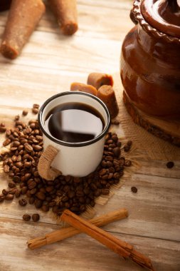 Cafe de Olla 'da. Geleneksel Meksika kahvesi ve temel malzemeleri, kahve, tarçın ve piloncillo, kırsal ahşap bir yüzey üzerinde 