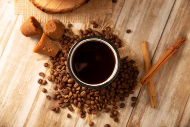 Cafe de Olla 'da. Geleneksel Meksika kahvesi ve temel malzemeleri, kahve, tarçın ve piloncillo, kırsal ahşap bir yüzey üzerinde 