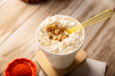 Esquites. Mısır taneleri mayonez, ekşi krema, limon ve biber tozu ile pişirilip servis ediliyor. Meksika 'da çok popüler sokak yemekleri, Elote en Vaso olarak da bilinir. Tarif bölgeye göre değişiyor.