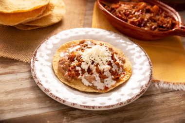 Biftek tinga geleneksel olarak Tostadas 'ta (kızarmış mısır tortillası) yenir (kızarmış mısır tortillası).).