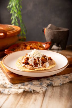 Biftek tinga geleneksel olarak Tostadas 'ta (kızarmış mısır tortillası) yenir (kızarmış mısır tortillası).).