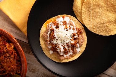 Biftek tinga geleneksel olarak Tostadas 'ta (kızarmış mısır tortillası) yenir (kızarmış mısır tortillası).).