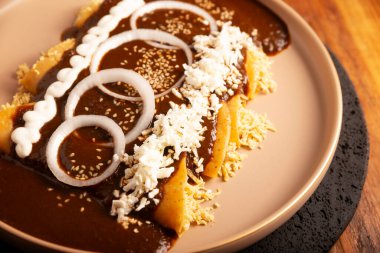 Enmoladalar. Köstebek poblano enchiladas olarak da bilinir, Meksika 'da ve dünyanın geri kalanında çok popüler olan tipik bir Meksika yemeğidir..