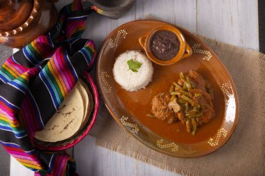 Tortitas de Carne, etli krep. Meksika ve Latin Amerika 'da popüler tarifler pirzola, doğranmış et, et, ton balığı, tavuk ya da diğer malzemelerle benzerdir..