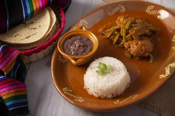 Tortitas de Carne, etli krep. Meksika ve Latin Amerika 'da popüler tarifler pirzola, doğranmış et, et, ton balığı, tavuk ya da diğer malzemelerle benzerdir..