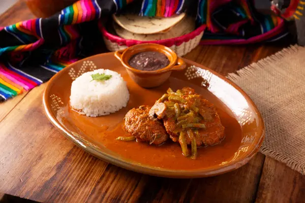 Tortitas de Carne, etli krep. Meksika ve Latin Amerika 'da popüler tarifler pirzola, doğranmış et, et, ton balığı, tavuk ya da diğer malzemelerle benzerdir..