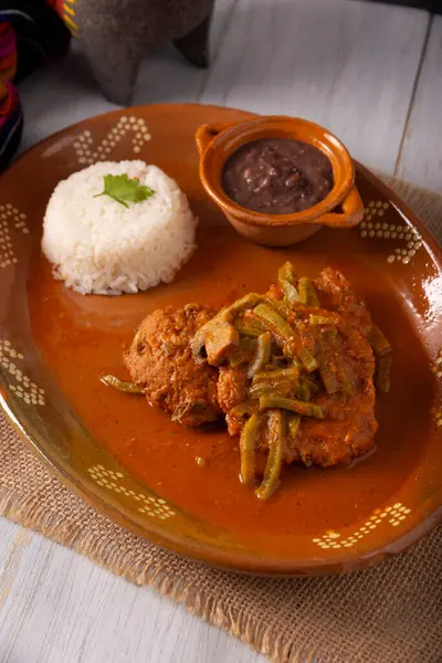 Tortitas de Carne, etli krep. Meksika ve Latin Amerika 'da popüler tarifler pirzola, doğranmış et, et, ton balığı, tavuk ya da diğer malzemelerle benzerdir..