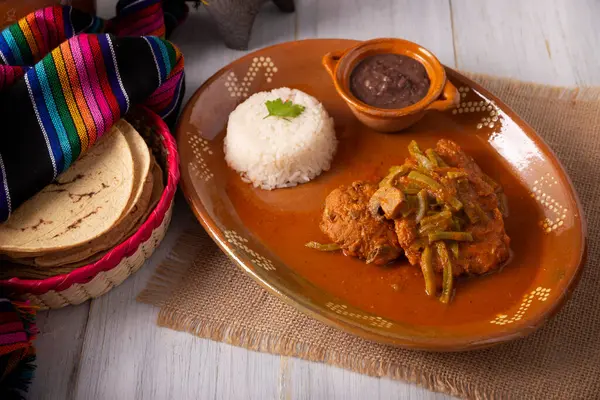 Tortitas de Carne, etli krep. Meksika ve Latin Amerika 'da popüler tarifler pirzola, doğranmış et, et, ton balığı, tavuk ya da diğer malzemelerle benzerdir..