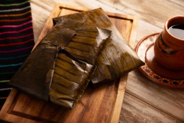 Oaxacan Tamale. Meksika ve bazı Latin Amerika ülkelerinin tipik antipatik yemekleri. Muz yapraklarına sarılmış mısır hamuru. Tamaleler buğulandı..
