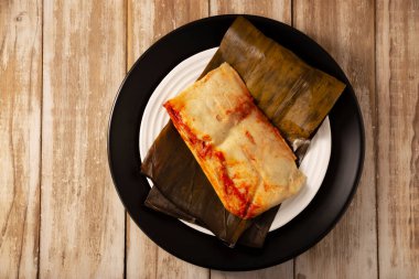 Oaxacan Tamale. Meksika ve bazı Latin Amerika ülkelerinin tipik antipatik yemekleri. Muz yapraklarına sarılmış mısır hamuru. Tamaleler buğulandı..