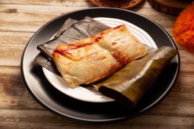 Oaxacan Tamale. Meksika ve bazı Latin Amerika ülkelerinin tipik antipatik yemekleri. Muz yapraklarına sarılmış mısır hamuru. Tamaleler buğulandı..