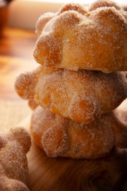 Pan de Muerto. Ölü sezonunda tüketilen tipik Meksika tatlı ekmeği. Ölülerin bayramında sunakların ve sunakların ana unsurlarından biridir..